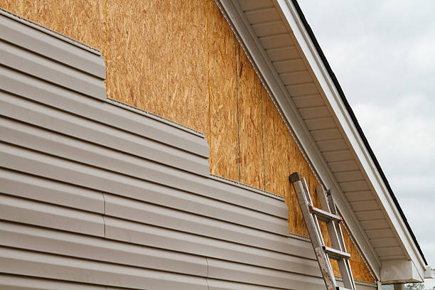 Professional Vinyl Siding technician working in Graysville, OH